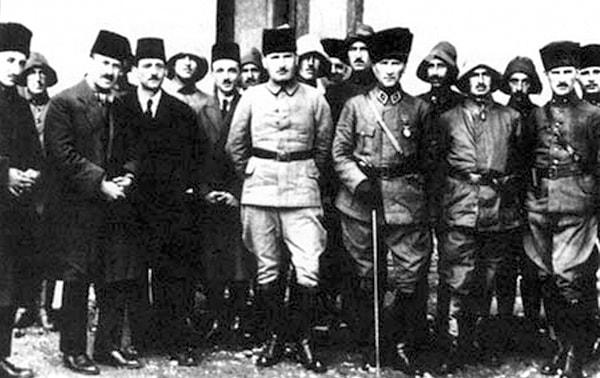 Bu plan, Türk kurmay heyetini ve Mustafa Kemal’in silah arkadaşlarını endişelendirir. Yunan kuvvetlerinin en güçlü olduğu yerde onları vurmaya çalışmanın tehlikeli bir kumar olduğunu söylerler.
