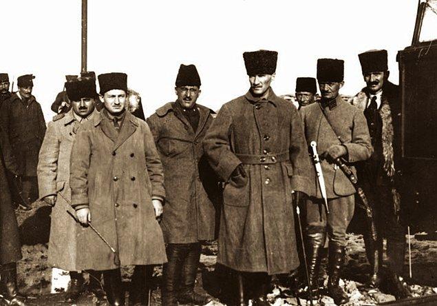 Yunan komutanlarının ve askerlerinin akıllarını başarılı bir şekilde okuyan Mustafa Kemal, politik olarak bölünmüş bu kuvvetleri bozguna uğratmak için büyük bir gizlilik içinde hareket edileceğini söyler.