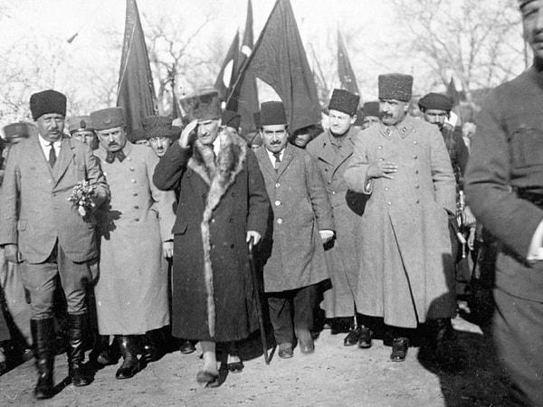 Cephede olan Atatürk, Anadolu’nun dış dünya ile bütün telgraf bağlantılarının kesilmesini emreder. Henüz cephede savaş başlamadan önce Mustafa Kemal istihbarat savaşını başlatır.