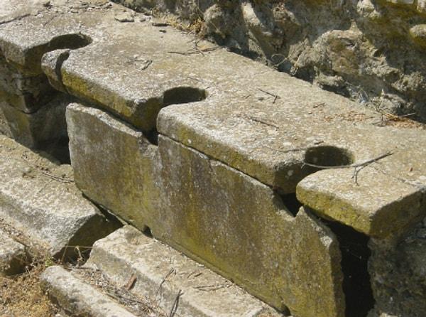 13. En eski tuvalet yaklaşık 4000 yıllıktır. Yunanistan'a yolunuz düşerse görebilirsiniz.