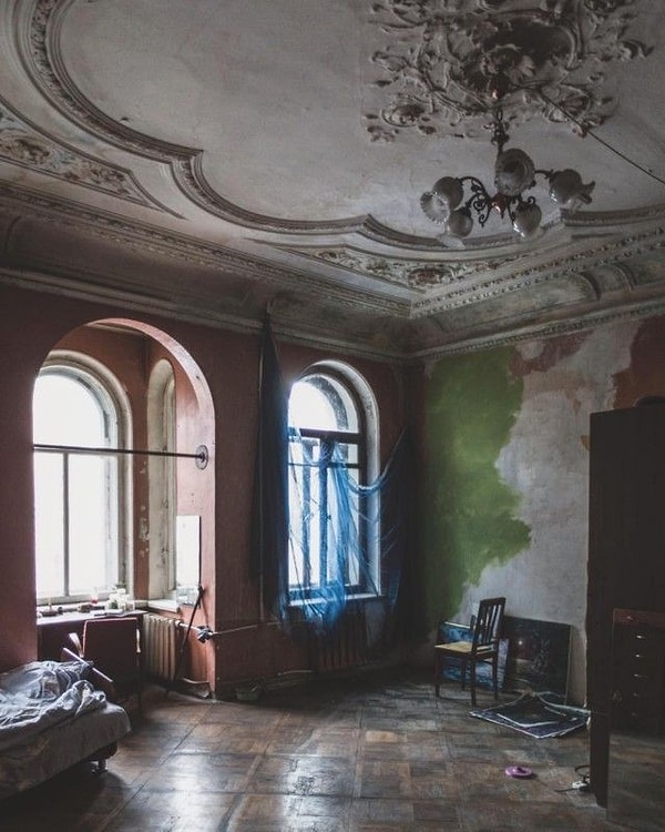 1. После революции 17-го года дома богатых людей были национализированы и переданы рабочему классу. В каждой квартире поселялось сразу несколько семей.