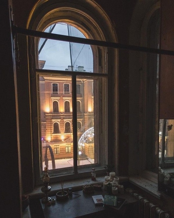 3. Поэтому эти старые апартаменты остались практически нетронуты советской реновацией и до сих пор имеют очарование дореволюционной эпохи, пусть и несколько разрушенной целыми поколениями людей, живших здесь.