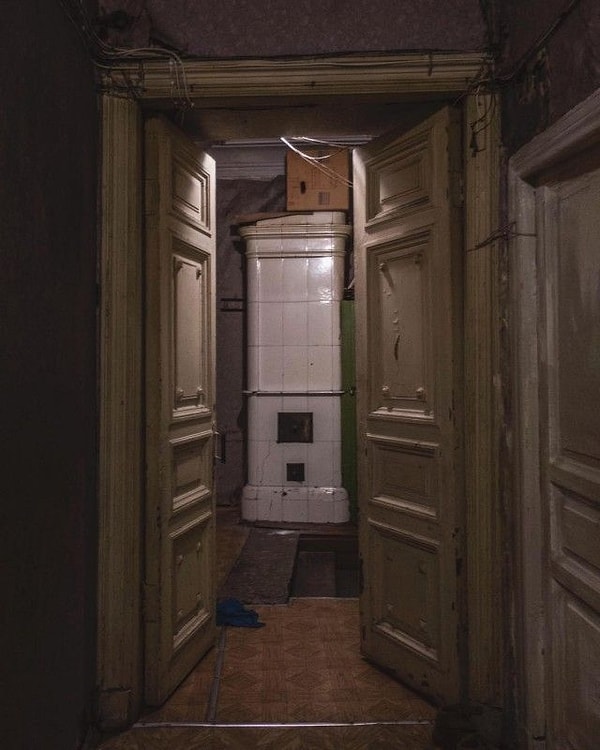 6. Хотя в начале 90-х среди новых русских было модно выкупать такие дома у жильцов. Правда, в историческом смысле они были уничтожены современным ремонтом.