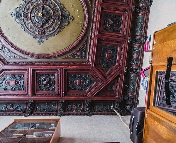 7. В тех же квартирах, которые остались в собственности простых людей все еще можно увидеть шикарную лепнину на высоких потолках и стенах.