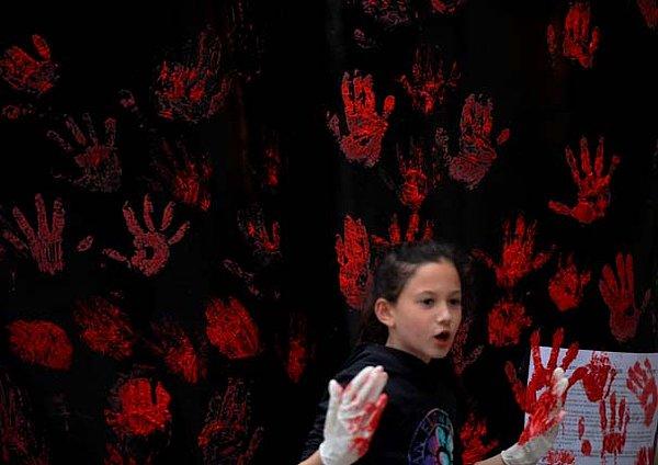 Protestolara katılan kadınlar ellerini kırmızıya boyadılar.