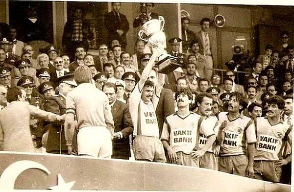 1981 yılında 5 gün içerisinde 2 kupa kazanmasının ardından 19 Mayıs Stadı'nın tribünlerinden tek ses yükselir "Gururluyuz Güçlüyüz, biz Ankaragüçlüyüz" Türk futbol tarihine 'Kupa Beyi' olarak yer eder.