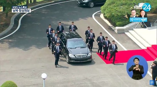 Kuzey Kore Lideri Kim Jong-un'un Korumalarının Araca Koşarak Eşlik Ettiği Görüntüler