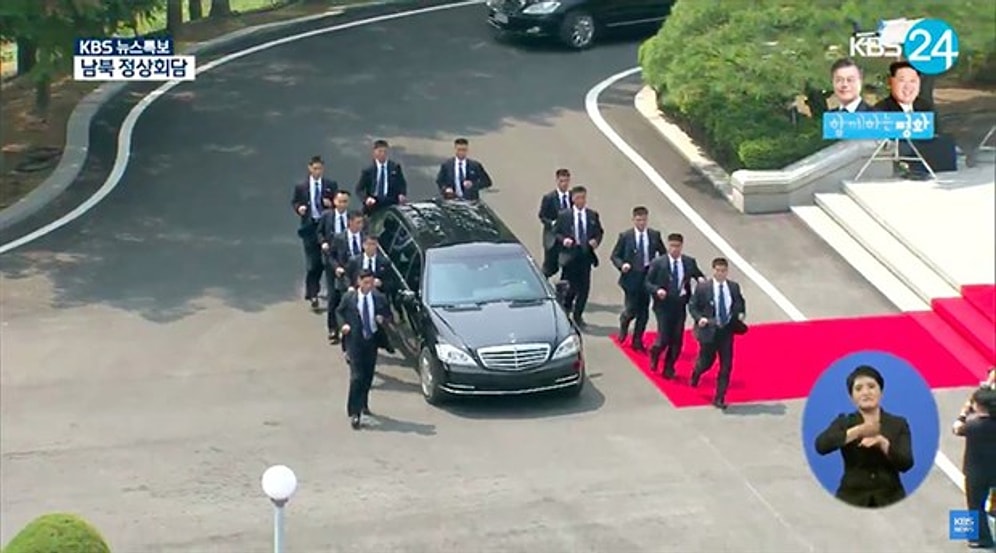 Kuzey Kore Lideri Kim Jong-un'un Korumalarının Araca Koşarak Eşlik Ettiği Görüntüler