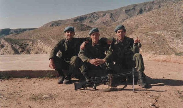 Hep yaptığı gibi, annesine gülen yüzü ile çekilmiş bir fotoğraf göndermeyi ihmal etmiyor çünkü herkes onu sürekli gülen o meşhur ifadesiyle tanımış, öyle bilmiş.