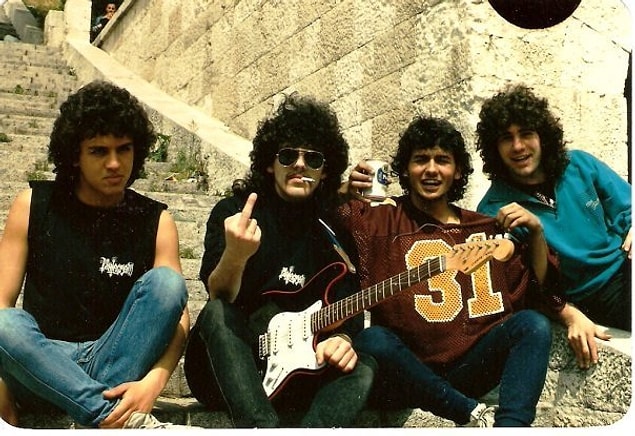 Gitaristliği aynı zamanda eğitmenliğe de dönüşüyor. Athena grubundan tanıdığımız Gökhan ve Hakan Özoğuz gibi bir çok sanatçının da gitar hocalığını yapıyor.