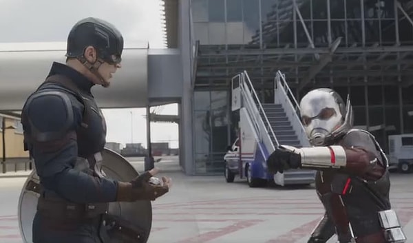 11. И, наконец, машину с лестницей семьи Блут из "Замедленного развития" можно увидеть в сцене в аэропорту в фильме "Первый мститель: Противостояние"