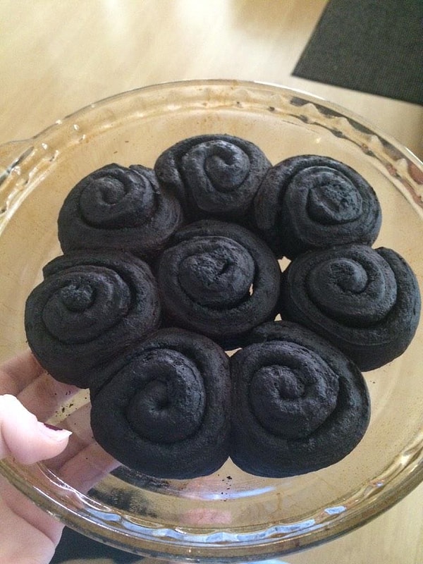 5. Когда хотел испечь булочки с корицей, а получилось произведение современного искусства