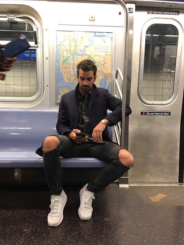 "Bir süpermodelin metroya bindiğini her gün göremezsiniz. Manken olduğunu giydiği kıyafetlerden anladım." diyor.