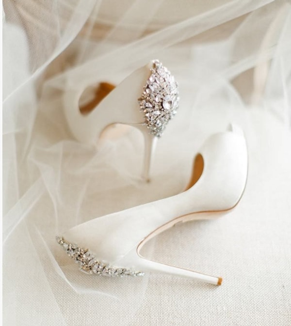 5. С крупным украшением сзади