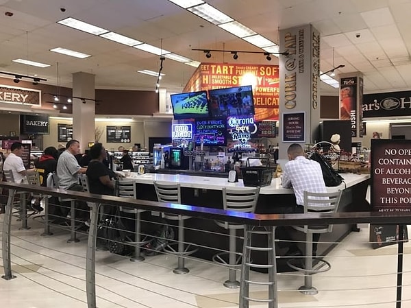 5. А внутри этого магазина есть настоящий бар для тех, кто вынужден ждать, пока их друзья или супруги купят все необходимое