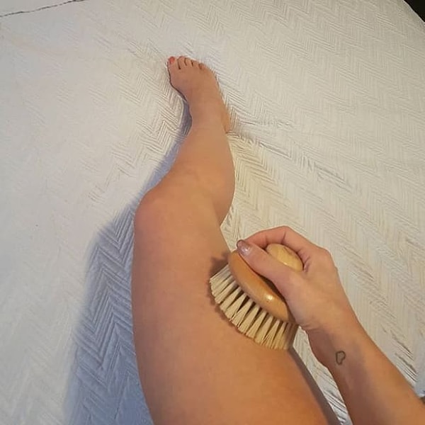 10. Замените скрабы для тела сухой щеткой, которую можно использовать практически бесконечное число раз