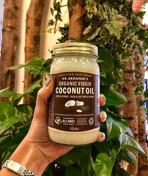 11. Используйте кокосовое масло, которое продают в стеклянных банках, в качестве средства для снятия макияжа с глаз и крема для тела