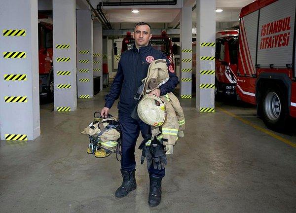 Fatih'te 27 Nisan Cuma günü bir otelde çıkan yangını söndürmeye giden itfaiye grubunda görevli Taner Çebi, yangını söndürmek ve yaralıları tahliye etmek için canını ortaya koydu.