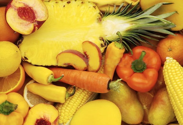 Limon, havuç, bal kabağı, sarı biber, mısır, sarı elma, şeftali, kayısı, kavun ve ananas