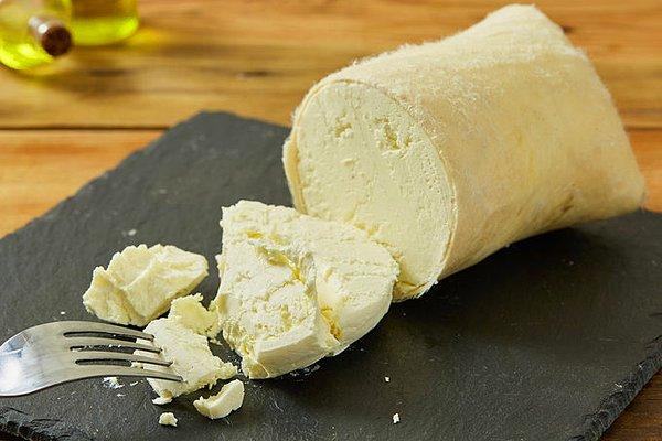 2. Yağlı tulum peynirine bitkisel yağ ve nişasta; yağlı eritme peynirine bitkisel yağ karıştırılıyor.