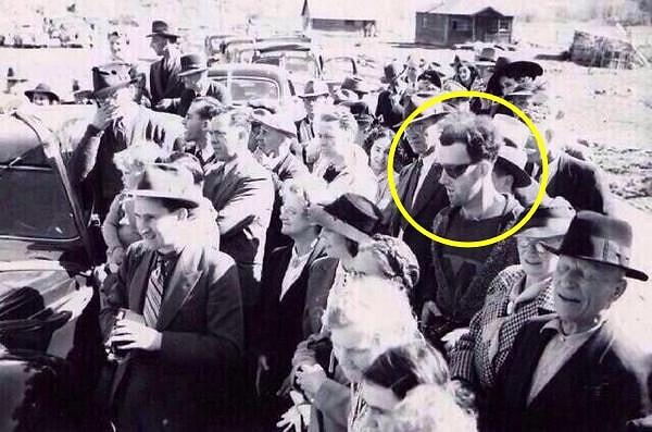 1. Dünyada zaman yolculuğunun temsili konumundaki bu fotoğraf 1941 yılında çekildi. Bir köprü açılışı sırasında çekilen fotoğraftaki adam zamanının ötesindeki kıyafetleri, gözlüğü ve elindeki kayıt cihazıyla uzun yıllardır sırrını koruyor.