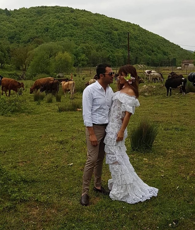Önce poz verdiler, beyaz elbiseyi çıkarmadan önce düğün provası yaptılar adeta!