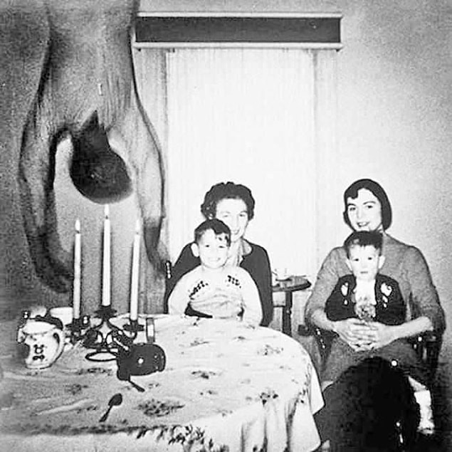 8. Teksas’ta yaşayan Cooper ailesinin fotoğrafının orijinal olduğu belgelerle kanıtlansa da tepeden sarkan adamın ne olduğu hâlâ çözülemedi.