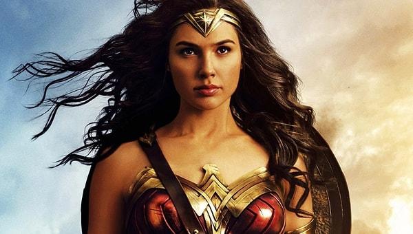 DC filmlerinin önde gelen kahramanalrından biri olan Wonder Woman karakterini canlandıran Gal Gadot'u çoğumuz başarılı oyunculuğu ve güzelliği ile tanıyoruz.