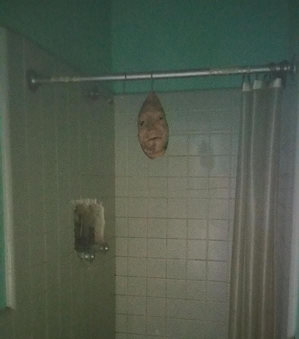 13. Terk edilmiş bir dairenin banyosunda korkunç bir maske...
