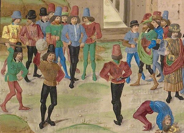 9. Muhafazakar kıyafetlerin geride kaldığı 1300'ler boyunca erkekler tayt ve korse giyiyor, göbeklerini saklayan kalın kemerler takıyorlardı. Ayrıca parlak renkler de epey modaydı.