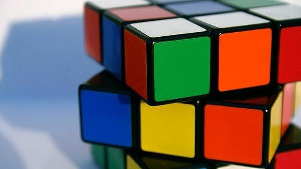 3. "Rubik Küp"ün yaratıcısı Erno Rubik'in yarattıktan sonra küpü çözmesi yaklaşık bir ayını aldı. Rubik küp çözmenin mevcut dünya rekoru ise 5,55 saniyedir.
