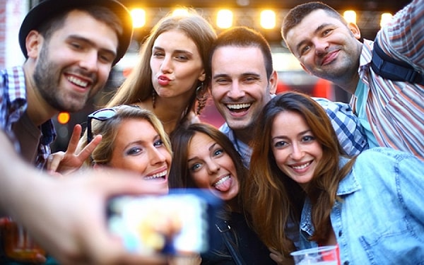 9. Веселая группа друзей: