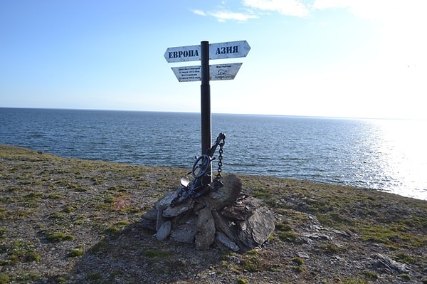 9. Водная граница между Европой и Азией проходит по поверхности: