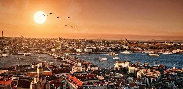 5. İlber Ortaylı: Şimdi fotoğraf çekenler turistik iş yapıyor. Kimsenin derdi İstanbul falan değil.