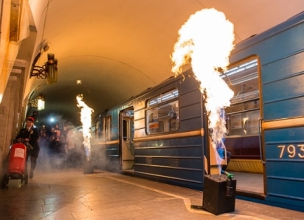 4. В вагоне метро, в котором вы едете, началось задымление. Ваши действия?