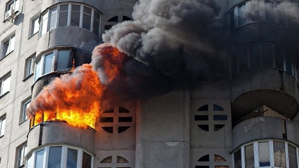 7. Как необходимо покидать задымленное помещение?