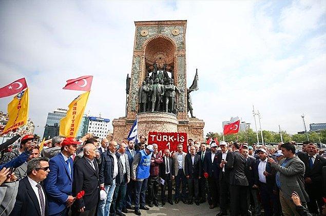 Hak-İş ve Türk-İş 1 Mayıs Emek ve Dayanışma Günü dolayısıyla Kazancı Yokuşu'na karanfil, Taksim Cumhuriyet Anıtı'na çelenk bıraktı.