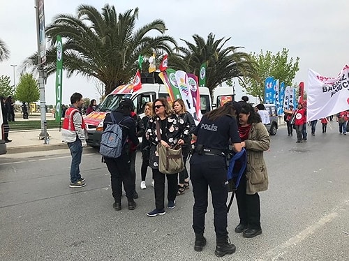 Vatandaşlar polisler tarafından aranarak alana alındı.