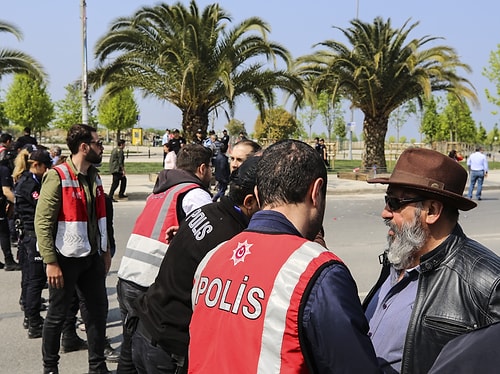 Vatandaşlar polisler tarafından aranarak alana alındı.