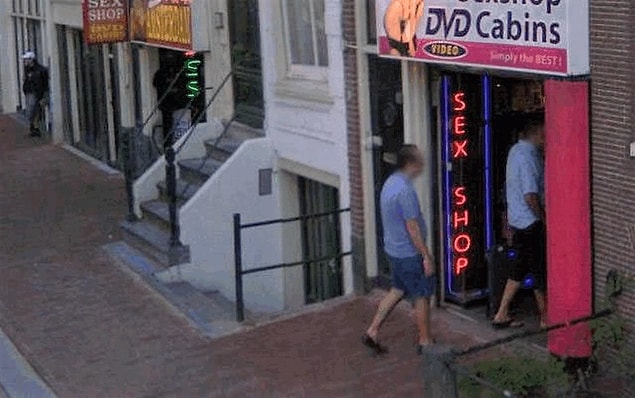 7. Sanıyorsun ki kimse görmeden sex shop'lara gidiyorsun.