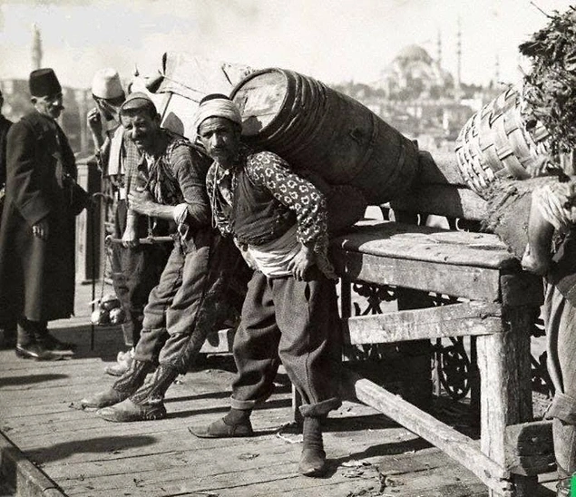 Unutulan Bir Meslek: Osmanlı'nın Emektar İşçileri ''Hamallar''