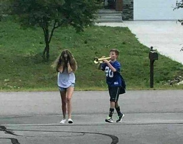 5. "Erkek kardeşi kulağına trompet çalıyor 😝"