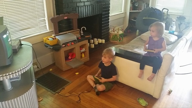 15. "30 yıllık araştırmalarıma dayanarak söylüyorum, erkek çocuğunuza bir Nintendo verirseniz kız kardeşine ya bozuk ya da kablosu çıkık kolu verir."