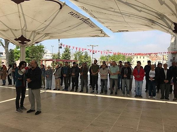 Antikapitalist Müslümanlar, ölen işçiler için Fatih Camisi avlusunda gıyabi cenaze namazı kıldı.