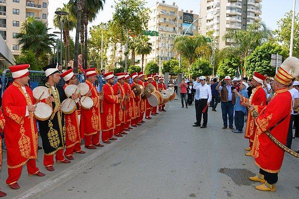 Adana'da 1 Mayıs kutlamaları kapsamında Çorum Belediyesi Mehter Takımı gösteri yaptı...