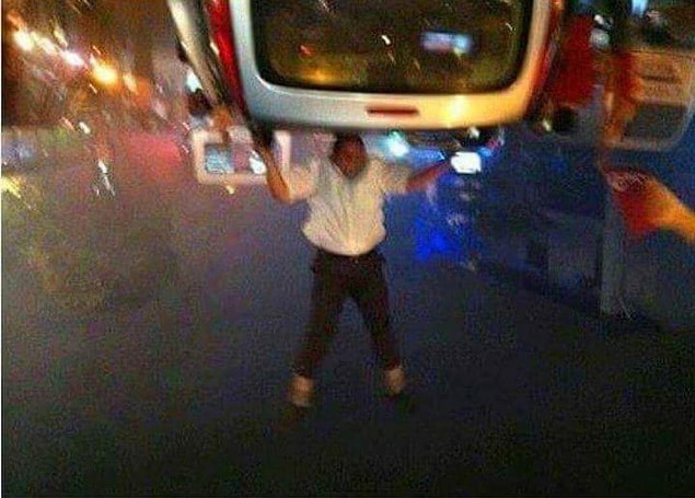 14. Hulk dünyayı Thanos'a fırlatıyor.