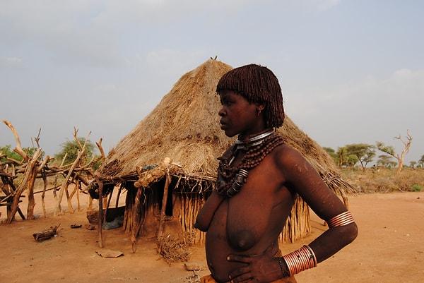 Hamer kabilesinde kadınların boyunlarına taktıkları kolyelere göre sosyal durumlarını öğrenmek mümkün.
