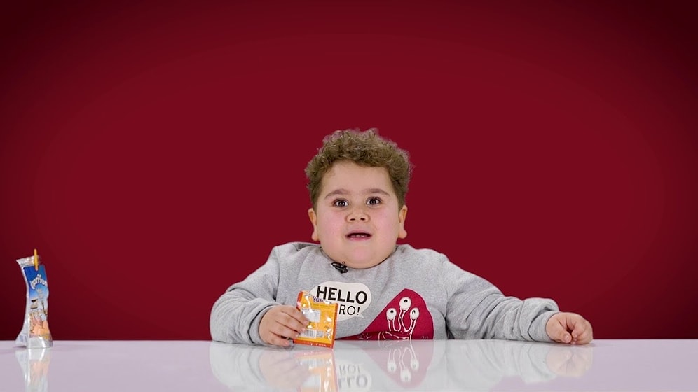 Efe Koçyiğit 90'lar Atıştırmalıklarını Deniyor