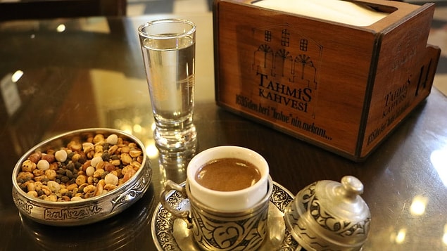 Şu ana kadar yediklerimizi hazmetmek için bir kahve molasına ihtiyacımız var.