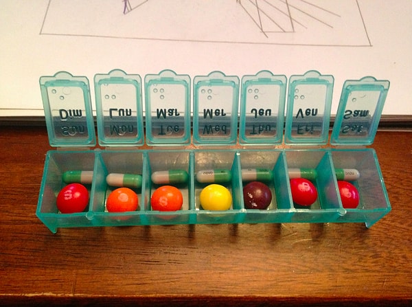 1. Моя семилетняя сестра положила мне в коробочку с антидепрессантами по одной M&M’s. Когда я ее спросила, зачем она это сделала, она ответила: "Ведь они делают меня счастливее, значит и тебе помогут".